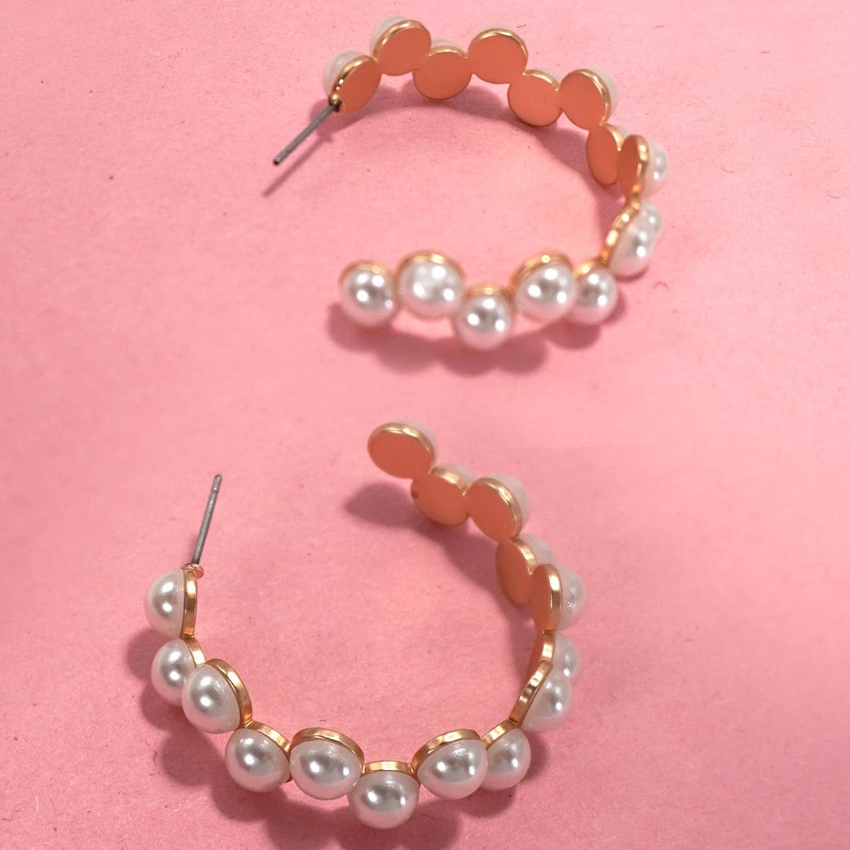 JOSSLYN by Wall to Wall Pearl Zig Zag Hoop Earrings Gold
