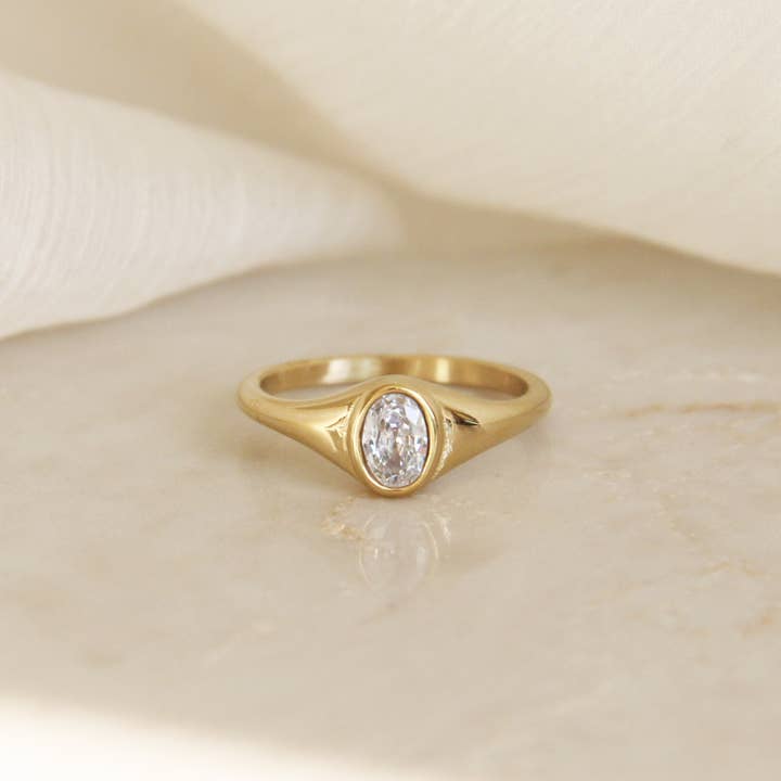 Maive Oval CZ Signet Ring